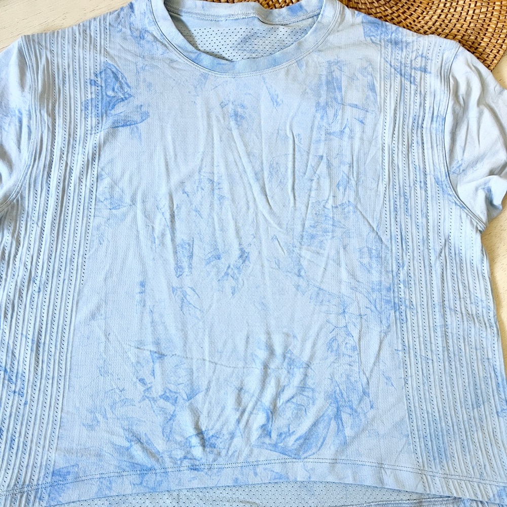 Lululemon Train to Be Short Sleeve Blue Linen Chalk Wash Water Drop Size M/L